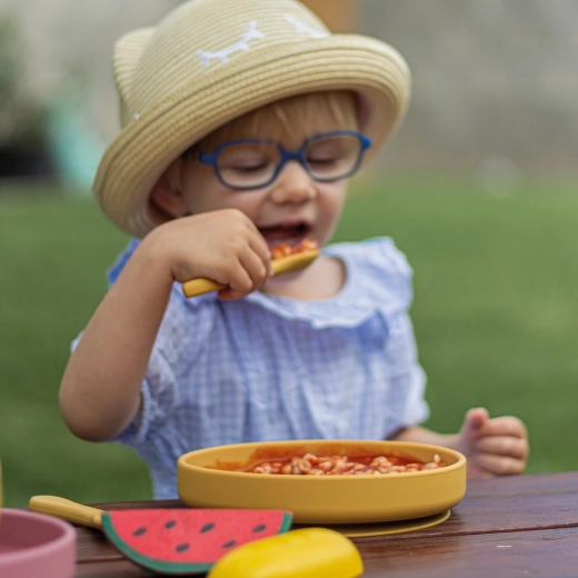 Stabil tányér az erős tapadókorongnak köszönhetően