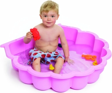 Szórakozás vízzel és homokkal