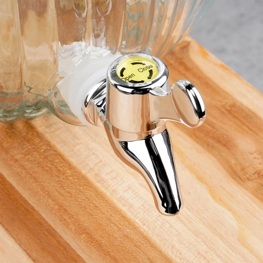 Kényelmes csapolás a fém csapnak köszönhetően