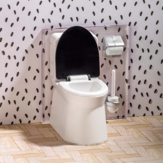 WC és kiegészítők, mint egy igazi fürdőszobában