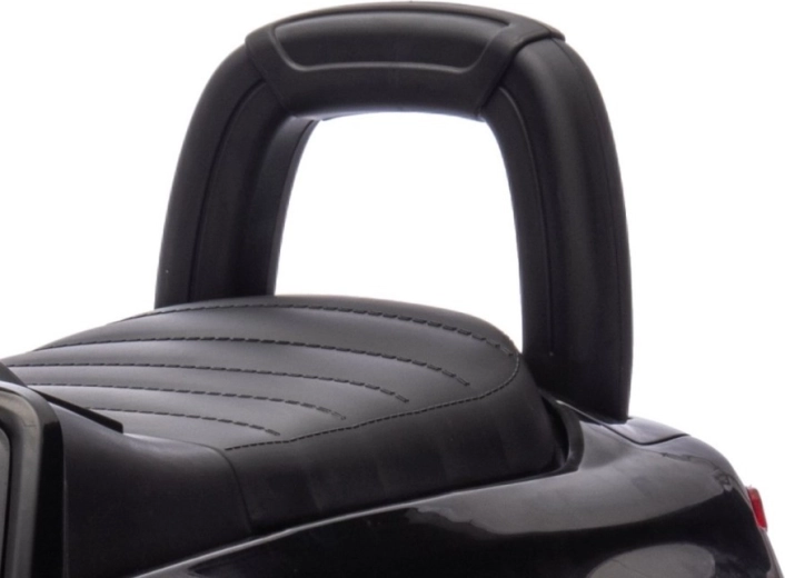 Kényelmes ülés háttámlával és praktikus tárolóval