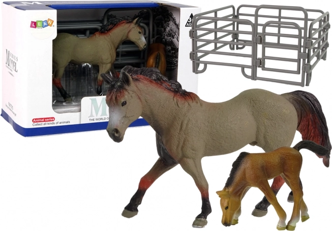 Capricorn Fajtájú Ló és Csikó Figura Készlet Kerttel