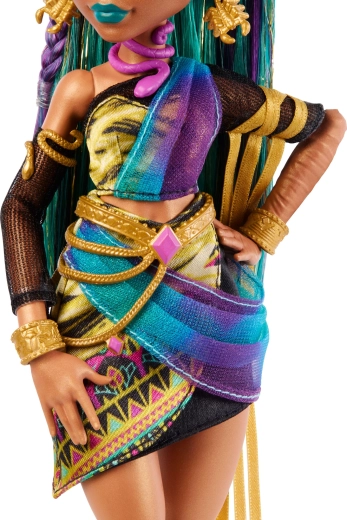 Királyi egyiptomi megjelenés és feltűnő részletek