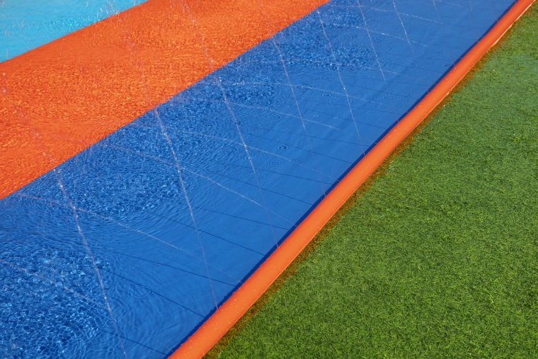 Folyamatos vízfilm a gyors csúszáshoz