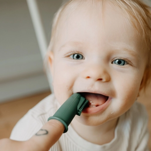 Gyengéd ínymasszázs és az első fogacskák tisztítása