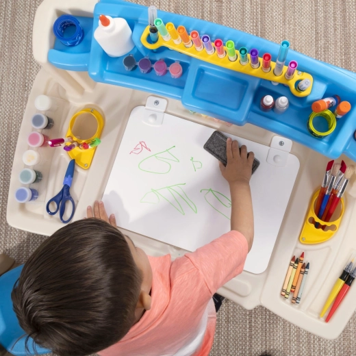 Nagy munkafelület és szárazon törölhető tábla