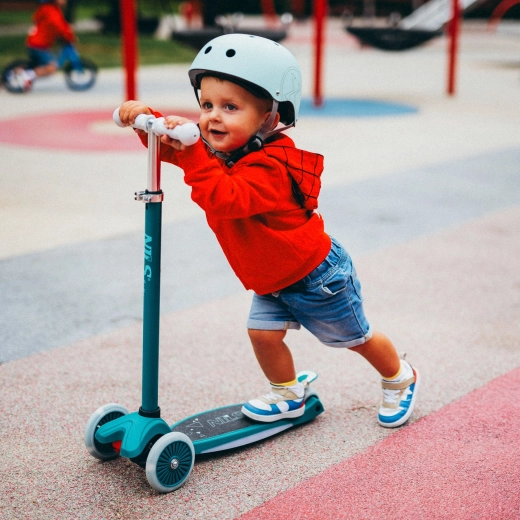 Stabil háromkerekű kialakítás és súlyáthelyezéses kormányzás