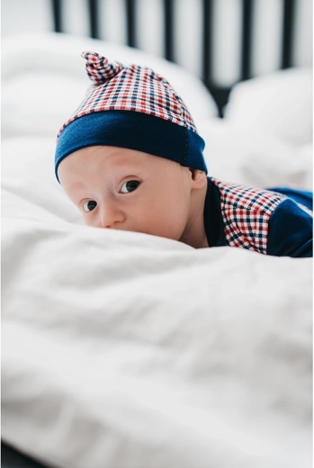 Stílusos kockás minta és játékos csomó