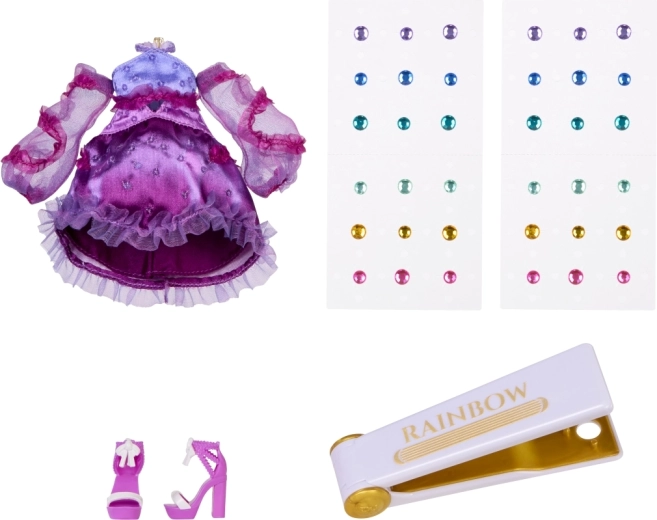 Stílusos lila outfit és kiegészítők