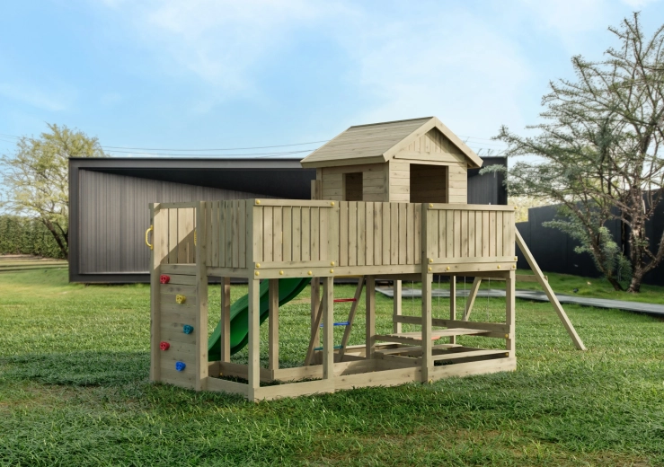 Játékház terasszal és biztonságos megközelítéssel