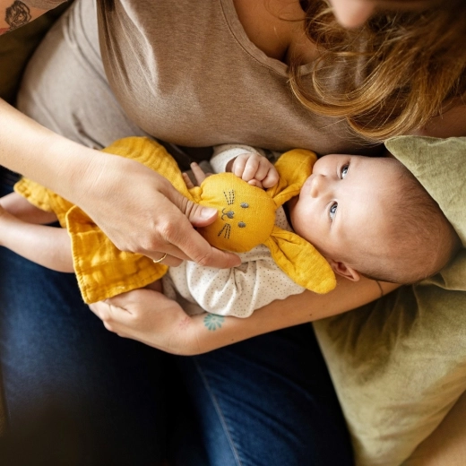 Megnyugtató csörgő a fejrészen belül