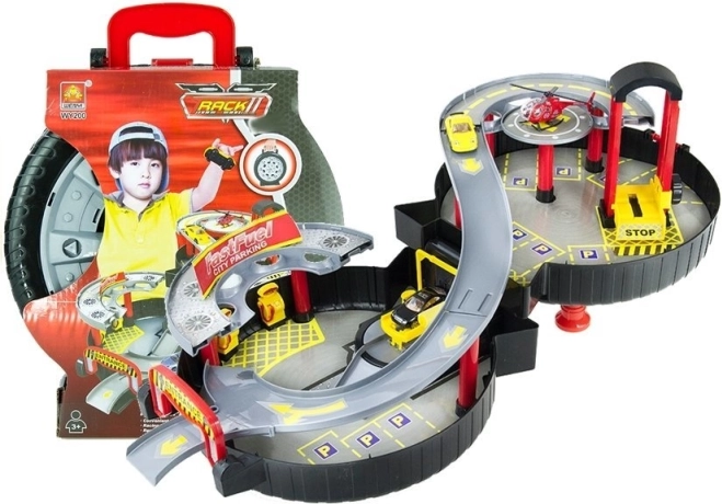 Kétszintes parkoló bőröndben, kerék formában