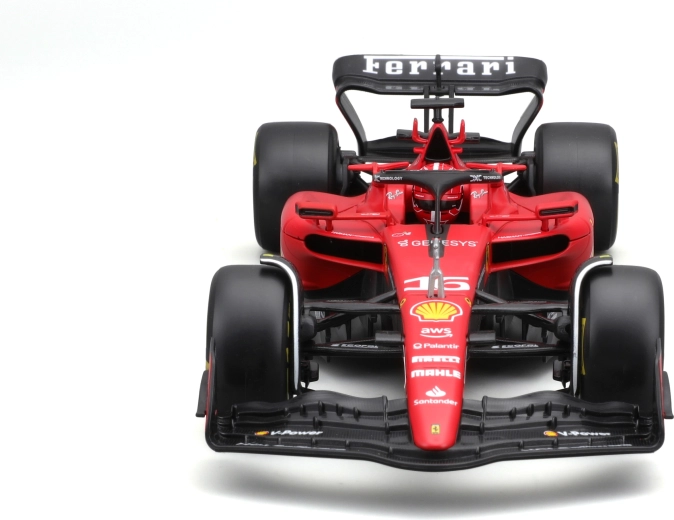 1:24 méretarány forgó kerekekkel