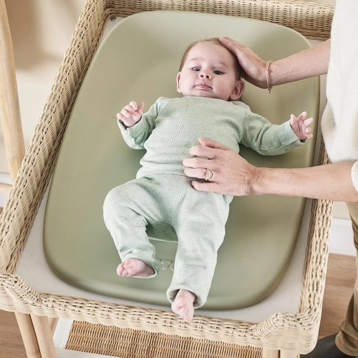 Ergonómikus, megemelt peremek a stabilabb fekvőhelyzetért