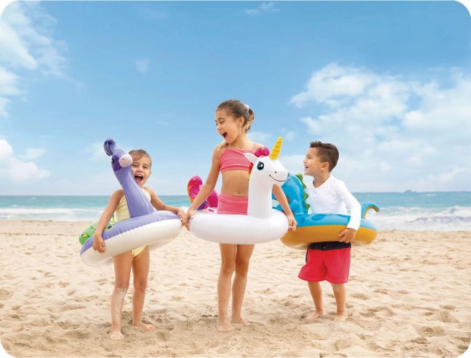 Szórakozás a medencénél és a tengernél