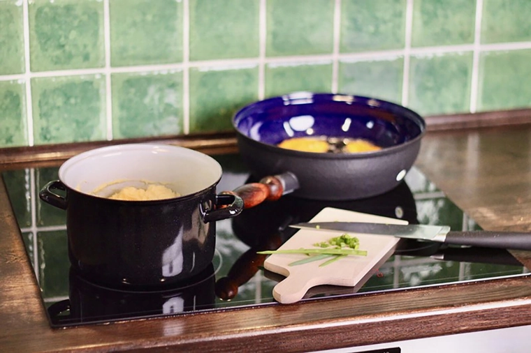 Kompatibilis indukcióval és minden tűzhellyel