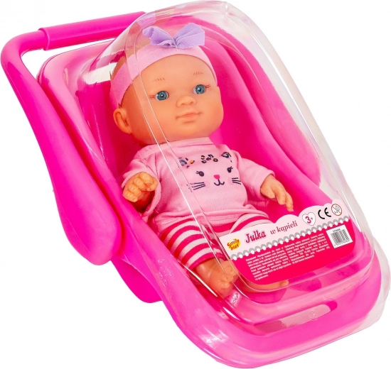 Julka baba rózsaszín hordozóban káddal