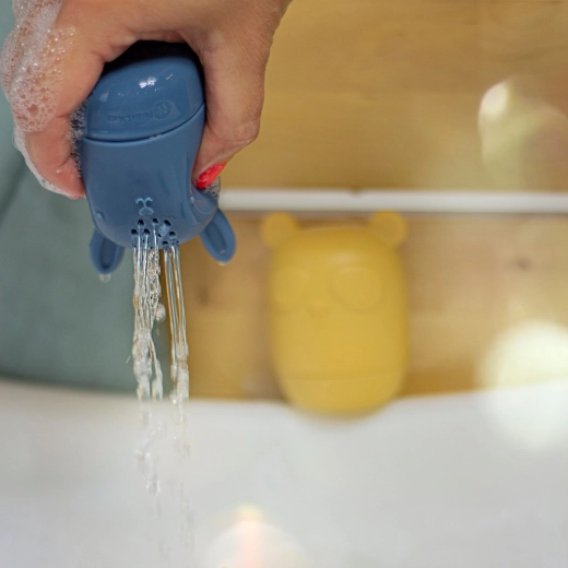 Szórakoztató vízspriccelés és öntögetés