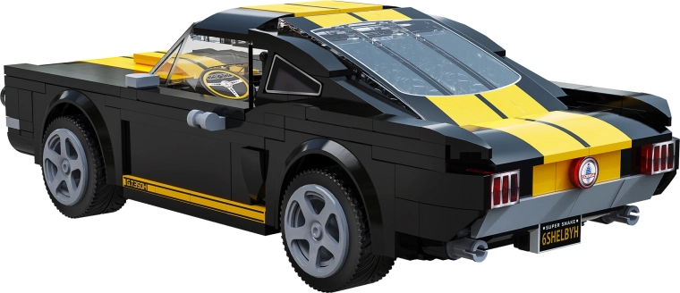 Nyitható motorháztető és V8-as részletek