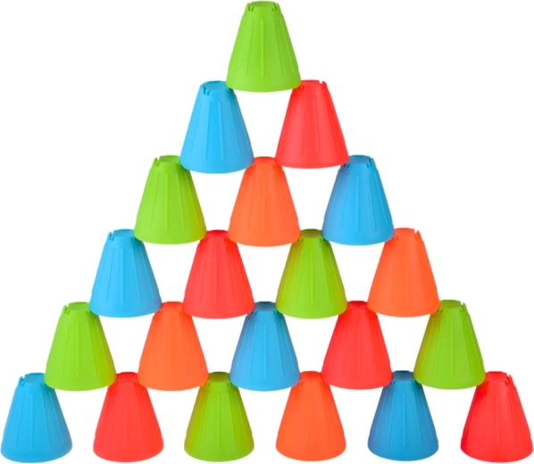 Egymásra rakható háromszög alakú poharak