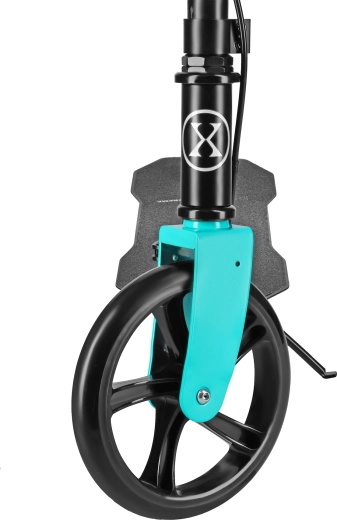 Simulékony haladás a nagy, 200 mm-es kerekeken