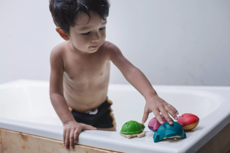 Szórakozás fürdés közben a kádban és a babakádban is