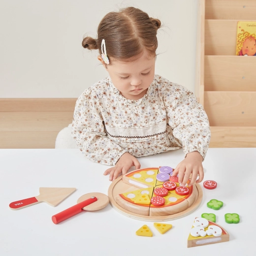 Szeletelés kerekes vágóval és tálalás lapáttal