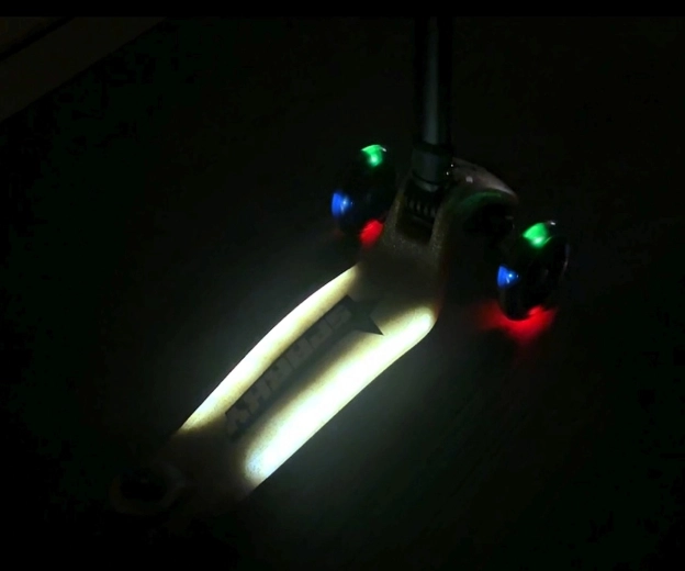 LED kerekek és megvilágított fellépő a jobb láthatóságért