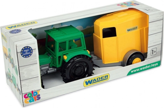 Farmtraktor ló szállító utánfutóval kartondobozban