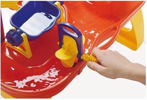 Működő pumpa és vízimalmok