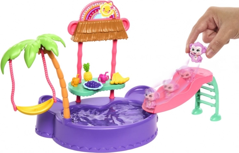 Csúszda közvetlenül a medencébe