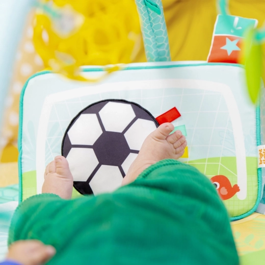 Interaktív rugdosó panel fényekkel és dallamokkal