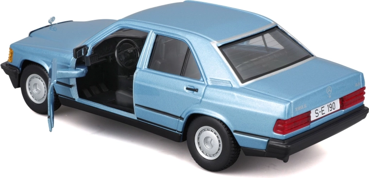 Nyitható ajtók és kidolgozott utastér