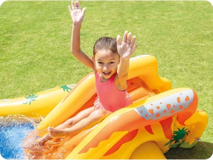Puha csúszda a sekély medencébe