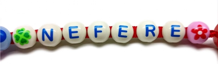 Színes gyöngyök és játékos dizájn