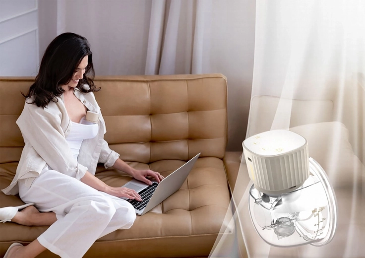 Diszkrét, kéz nélküli fejés a melltartóban