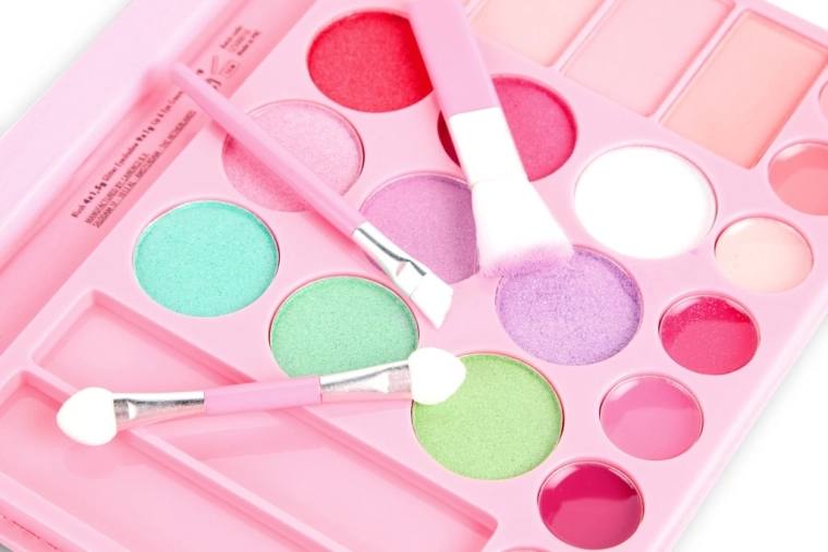 Színes paletták kreatív sminkeléshez