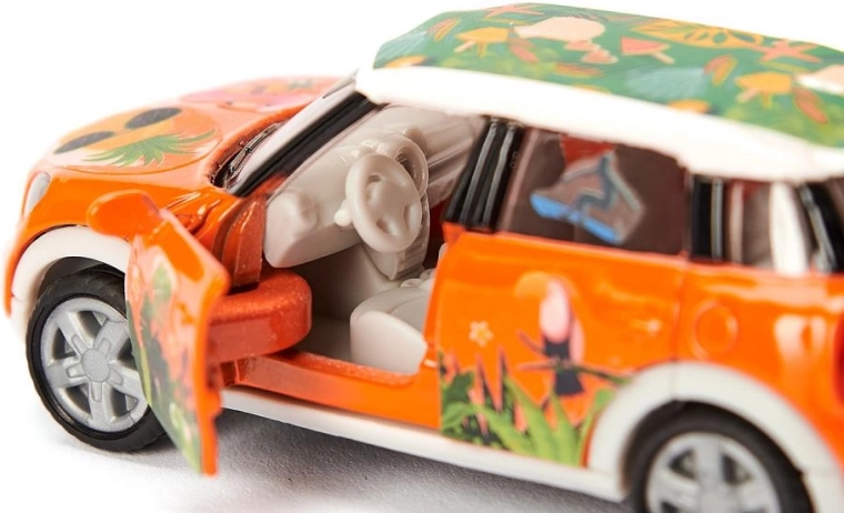 Fém karosszéria és nyitható ajtók