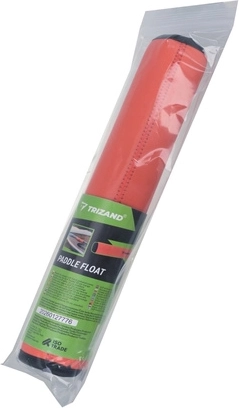 Segít az evezőt a vízfelszínen tartani