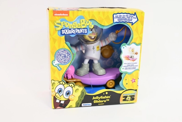 SpongyaBob Kockanadrág figura – Sandy gördeszkán (Jellyfishin’ Gliders)