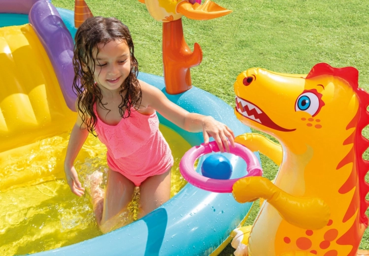 Labdás játékok és dinoszauruszos elemek