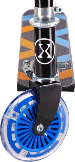 LED kerekek és megvilágított fellépő a jobb láthatóságért