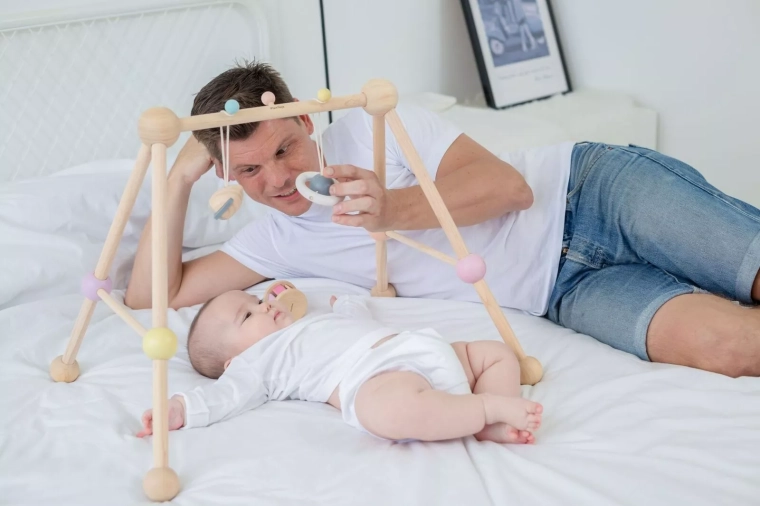 2 cserélhető függő játék a baba fejlődéséhez