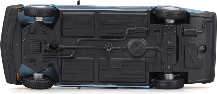 Részletes futómű és gumiból készült kerekek