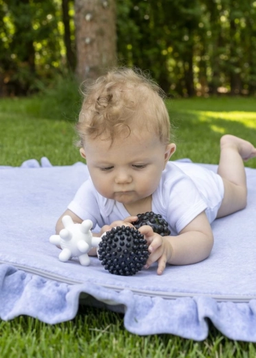 Kontrasztos fekete–fehér dizájn a látás fejlődéséért