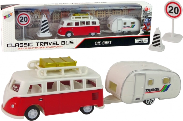 Busz piros karavánnal