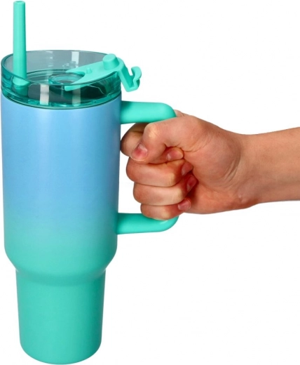 Tető szívószállal és kényelmes fogantyú