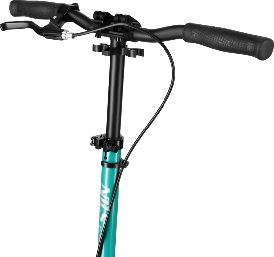 Magasságban állítható kormány és kézifék a nagyobb kontrollért