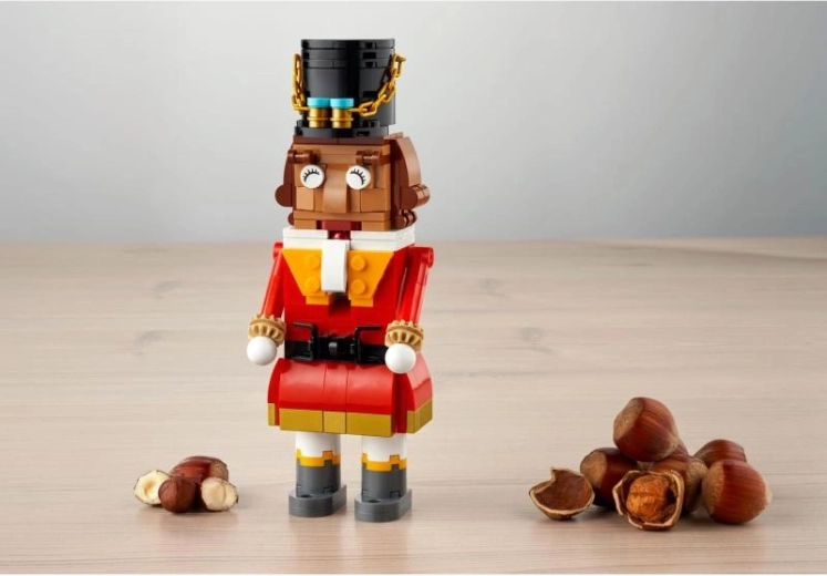 Mozgatható karok és nyitható száj