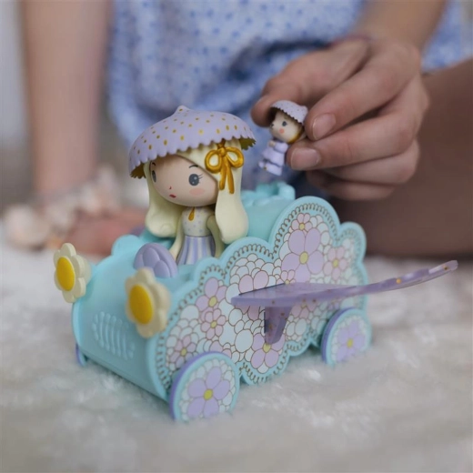 Felhő-autócska virágdíszítéssel